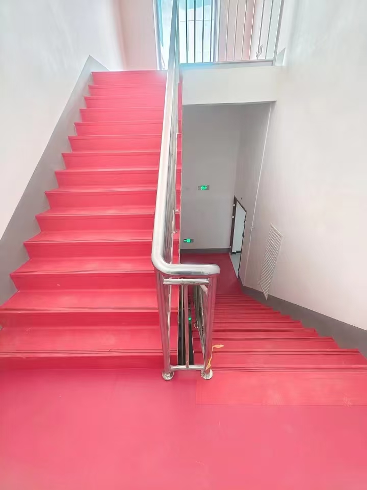 九瑞PVC樓梯踏步.jpg