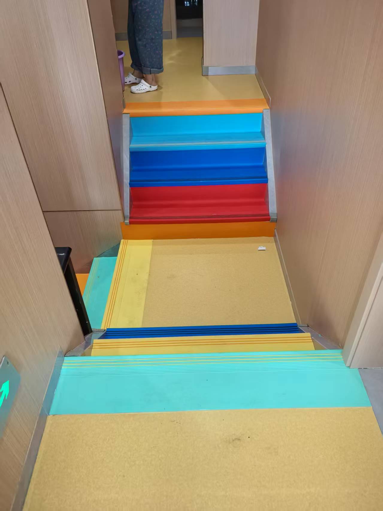 彩虹樓梯踏步圖片.jpg