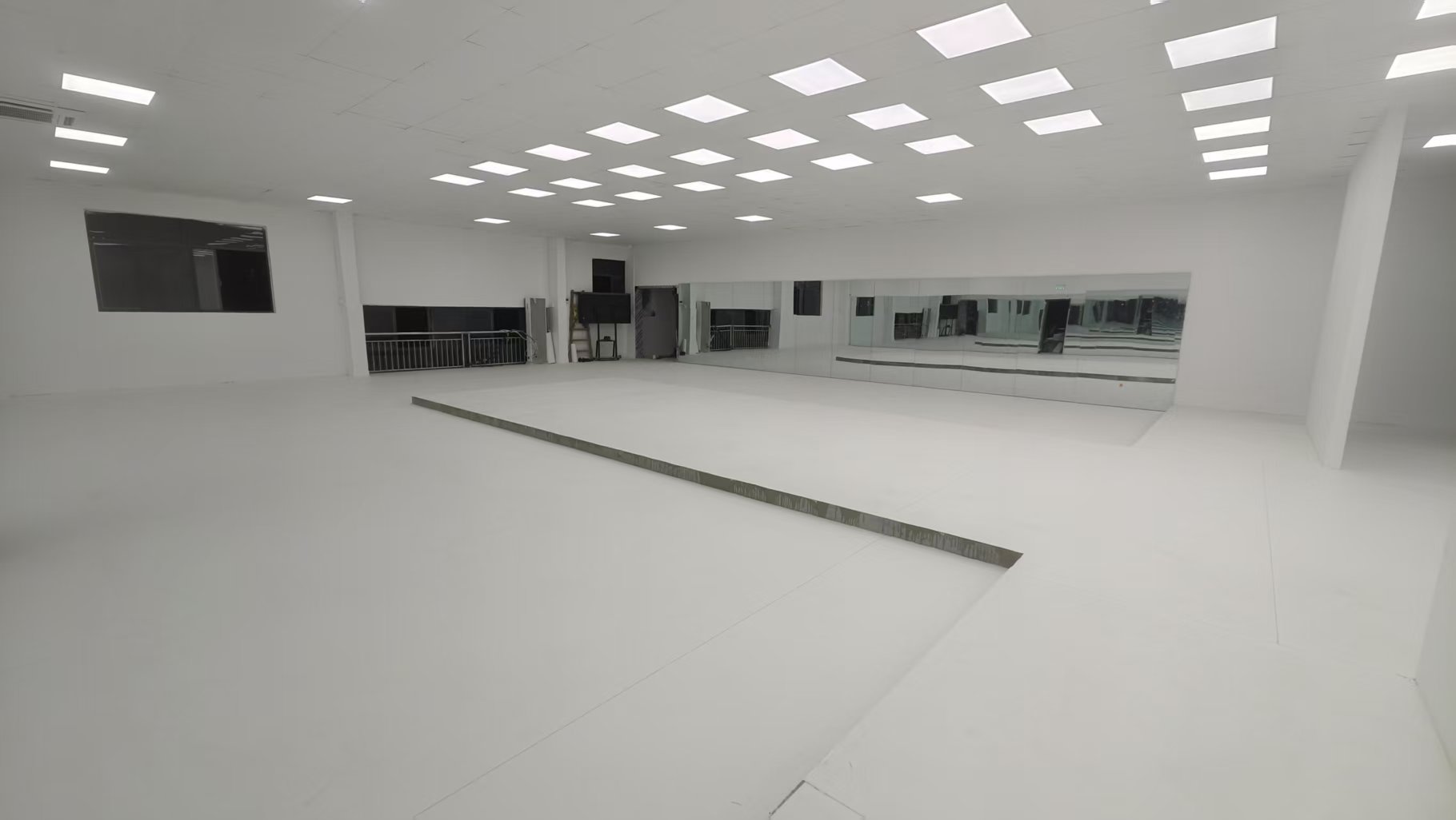 長沙某藝術(shù)培訓(xùn)學(xué)校PVC塑膠地板工程案例展示封面